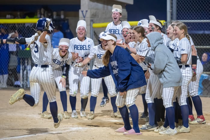 Photo by Earl Ebensteiner